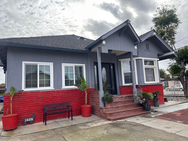 Building Photo - 1606 E San Fernando St