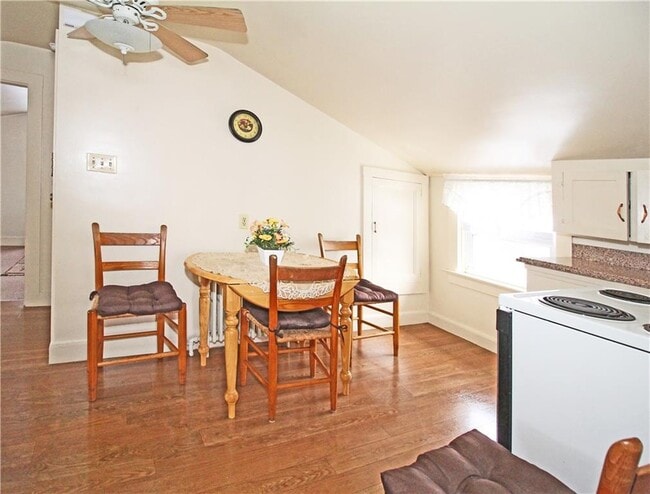 Building Photo - 563 Aquidneck Ave