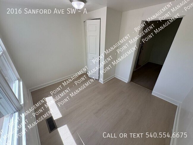 Building Photo - 2016 Sanford Ave SW