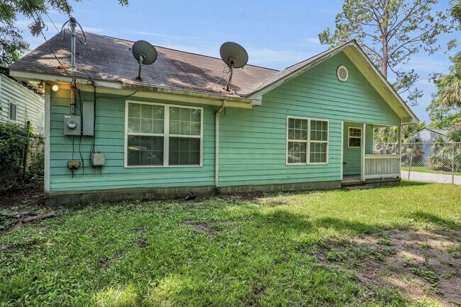 Building Photo - 1202 E Waldburg St
