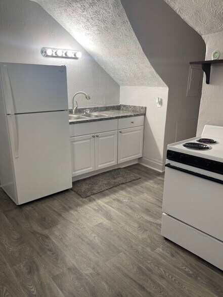 Building Photo - 736 1/2 W Charles St