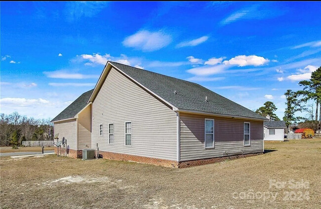 Building Photo - Charming Ranch Home with Modern Updates an...