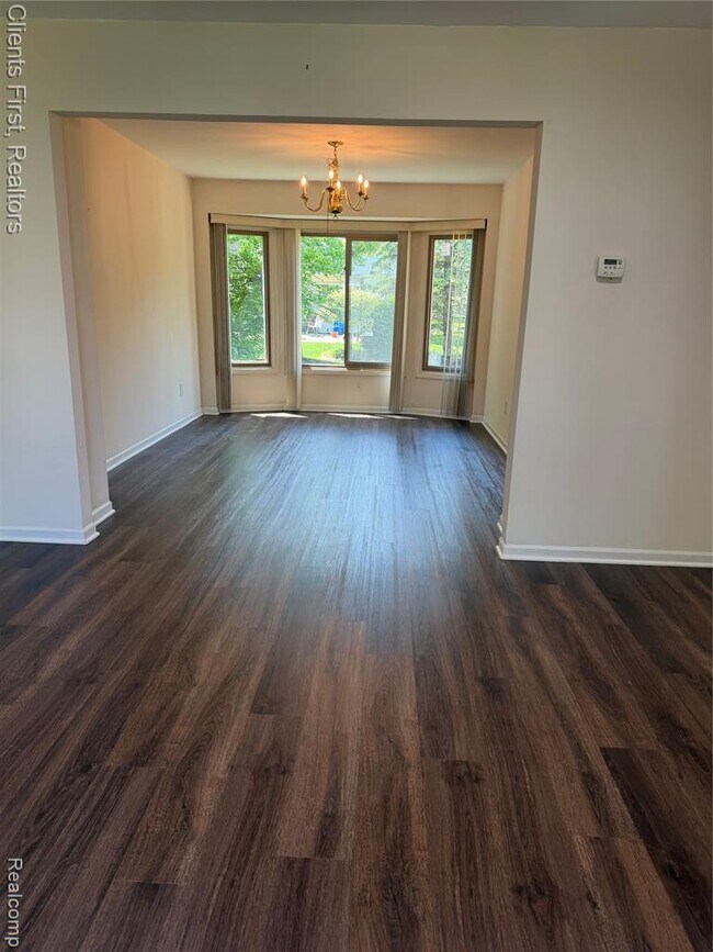 Building Photo - 7043 Foxridge Dr