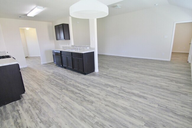 Building Photo - 11 Leisure Shore Ct