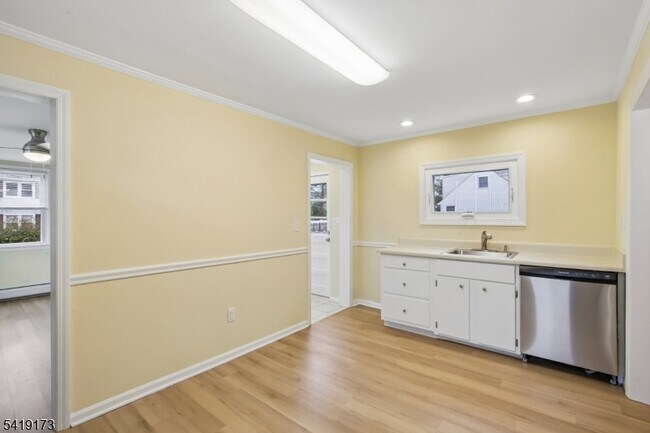 Building Photo - 13 William St