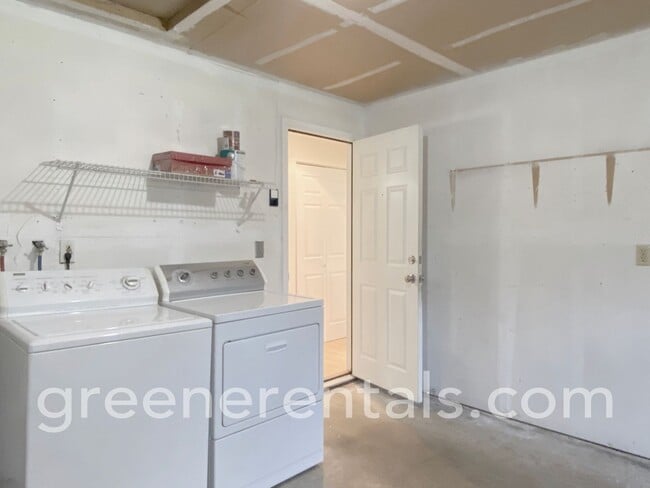 Building Photo - 2BR 1BA Duplex in Desired West Olympia Loc...