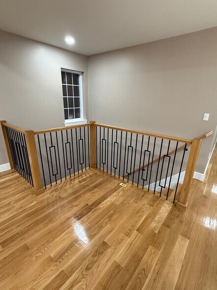 Building Photo - 13 Brook St