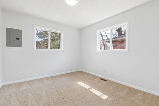 Building Photo - Beautifully Renovated 3-Bedroom Home in Hampton – Move-In Ready!