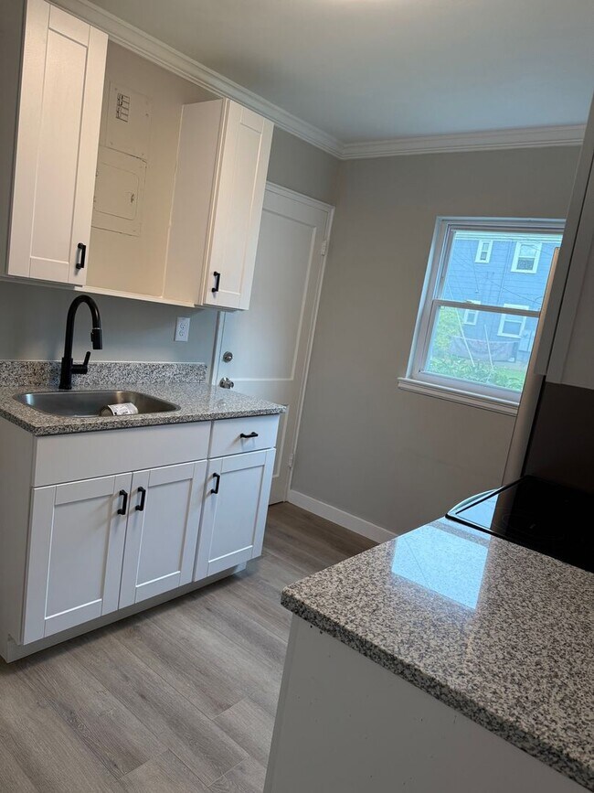 Building Photo - Spacious 2-Bedroom Apartment in Prime Wins...
