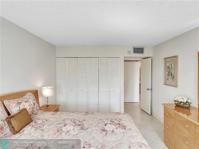 Building Photo - 1150 Hillsboro Mile-