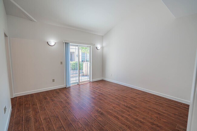 Building Photo - Spacious 3-Bedroom Condo with Underground ...