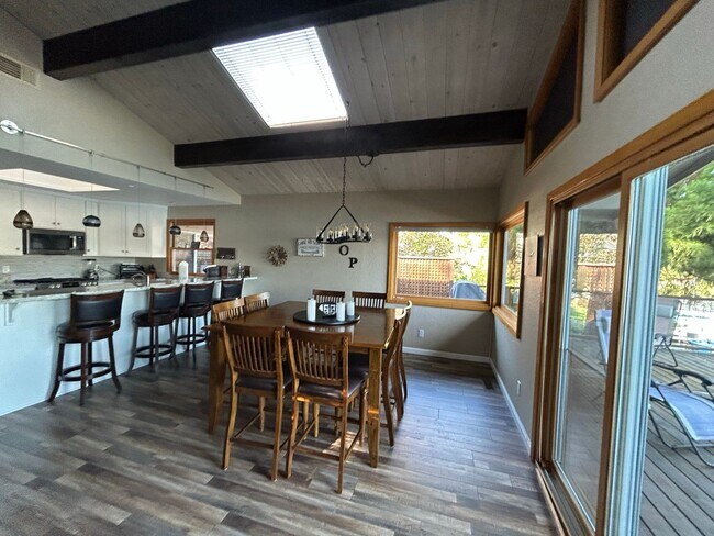 Building Photo - Don't Miss out on a Summer at the Lake.  Beautiful Fully Furnished Waterfront Home available July...