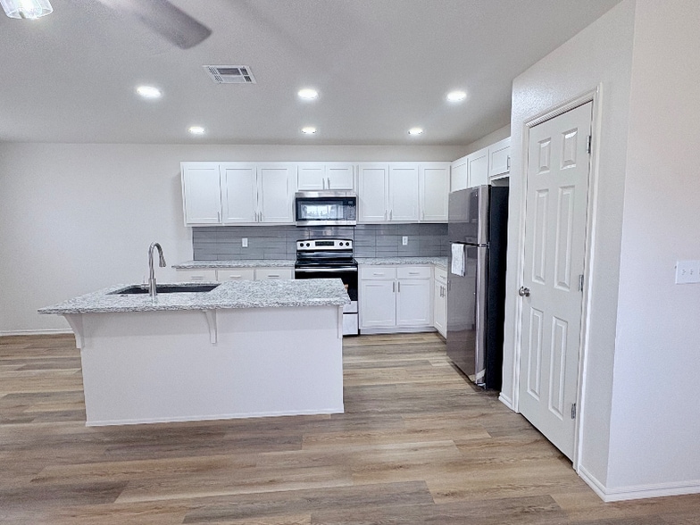 Building Photo - 955 Hamilton Falls