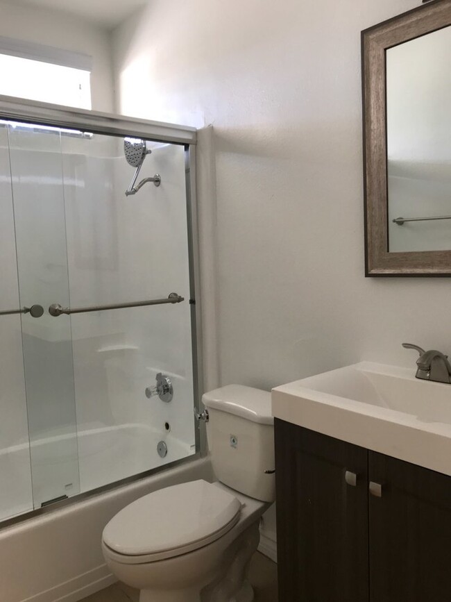 Building Photo - Remodel, Beautiful 2 bedroom 1 1/2 bath ap...