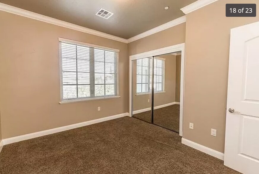 Building Photo - 810 S Dixie Dr