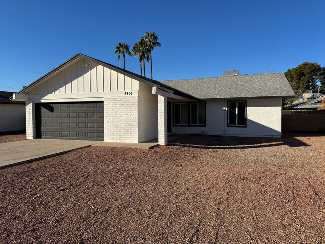 Building Photo - Newly Renovated 3 bedroom 2 bathroom House In Tempe. Private Pool With Pool Service Included