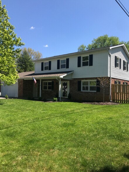 Primary Photo - 2212 E Queens Way