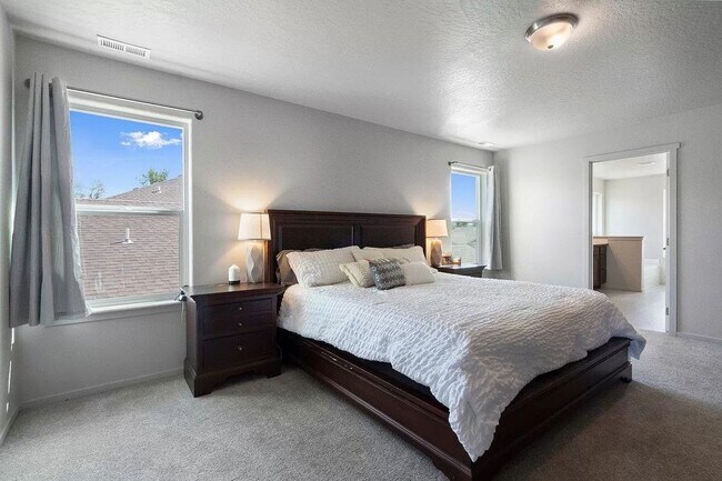 Building Photo - Immaculate Newer Construction w/ Vinyl Fen...