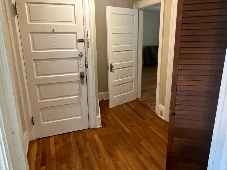 Building Photo - 1410 State St