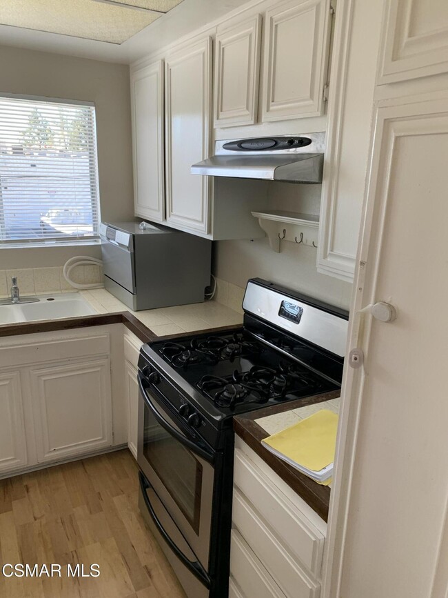 Building Photo - 2033 Calle La Sombra