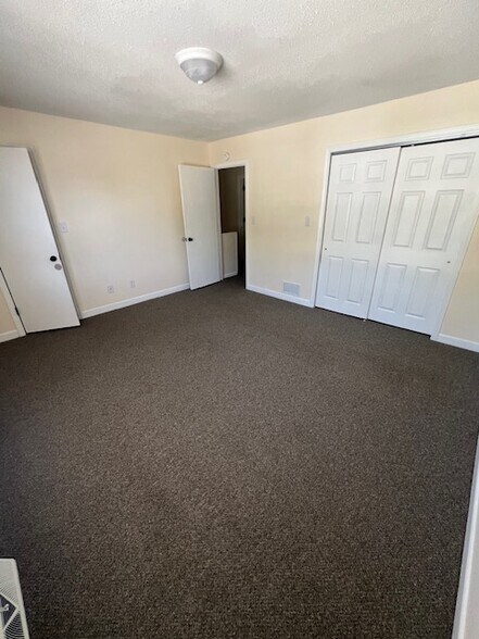 Building Photo - 323 E Blackstock Rd