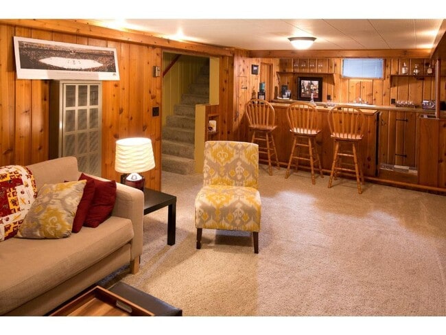 Building Photo - Upgraded 3 Bedroom Home Conveniently Locat...