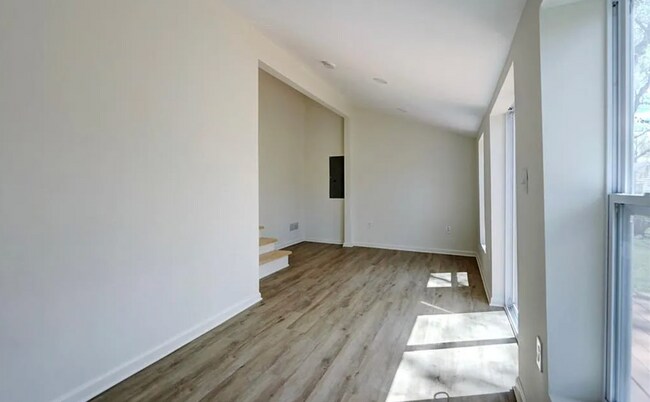 Building Photo - Beautifully remodeled 4-bedroom, 2-bath ho...