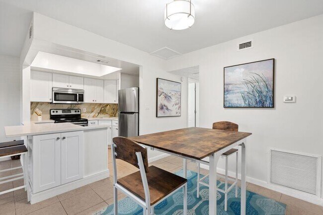 Building Photo - 2319 Tamarind Dr