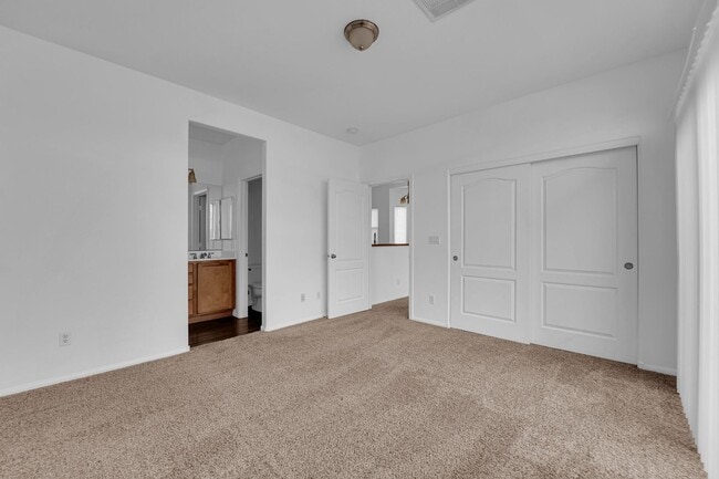 Building Photo - Beautiful 3/2 home! Corner lot in gated community!!