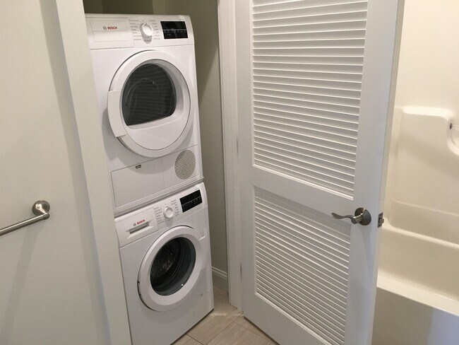 Building Photo - 875 Elm St