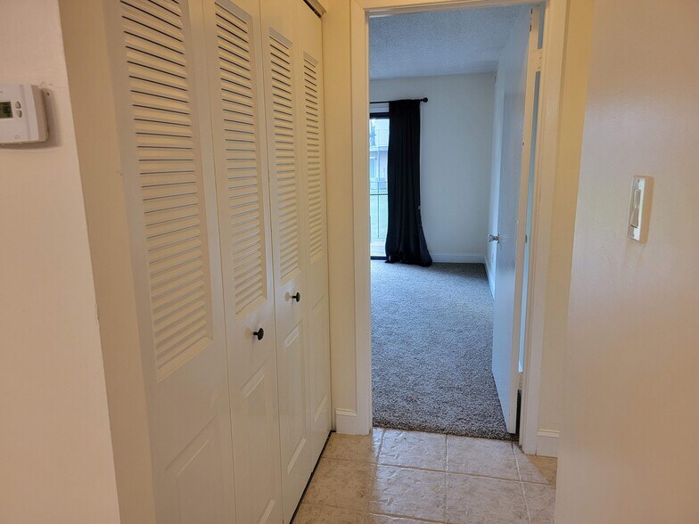 Building Photo - 2047 Jason Dr