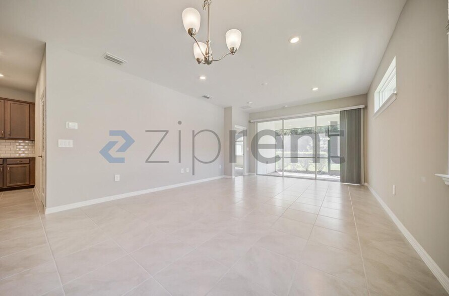 Building Photo - 1126 S Town and River Dr