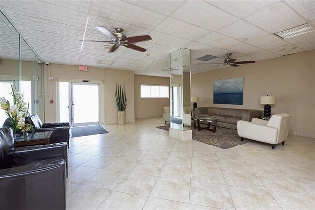 Building Photo - 900 NE 18th Ave