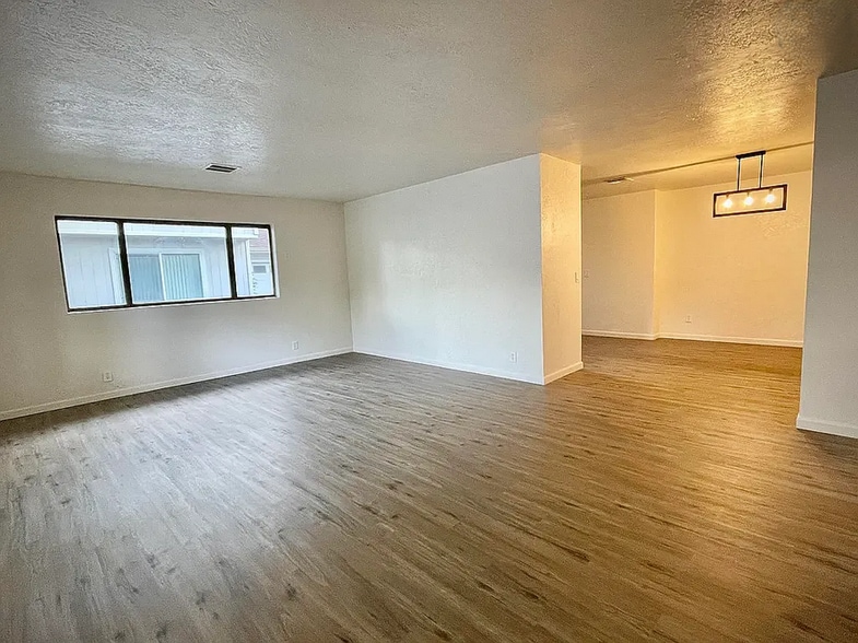 Building Photo - 325 SE M St