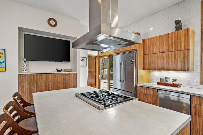 Building Photo - Mid-Century Home