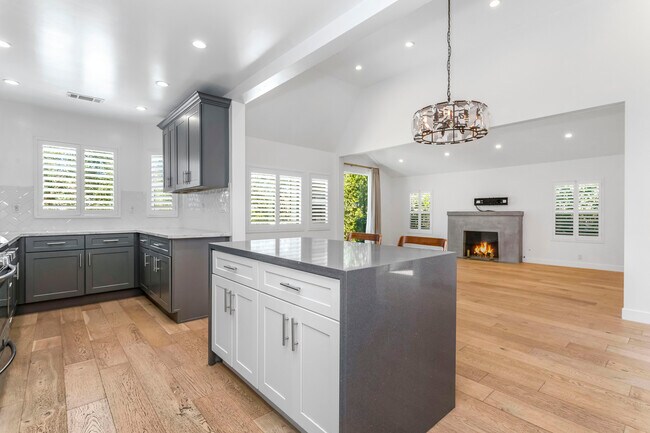 Building Photo - 1444 Stearns Dr