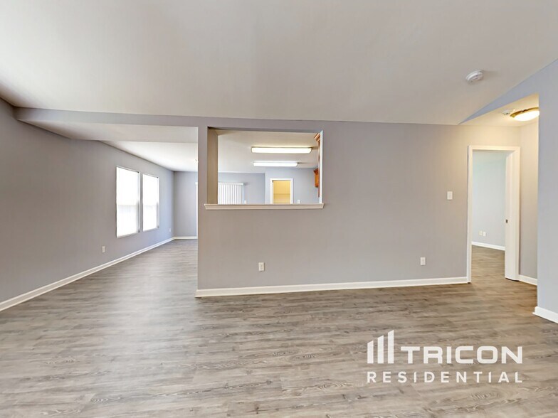 Building Photo - 3367 Pikes Peak Dr