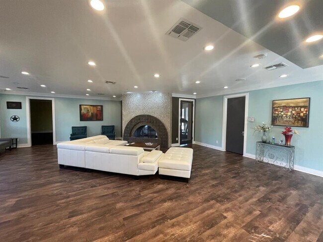 Building Photo - 935 La Posada Dr