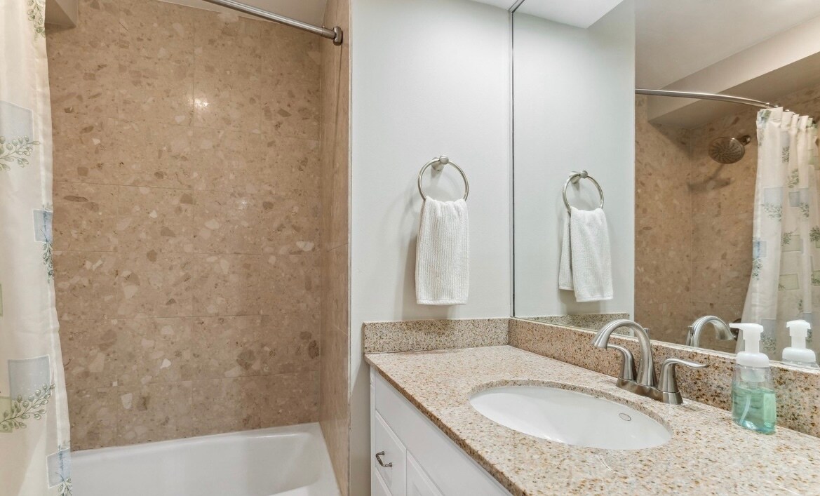 Bathroom 1 - 857 N La Salle Dr