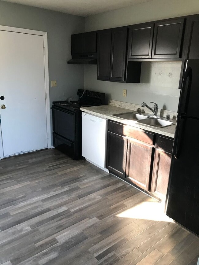 Building Photo - 1116 Birch Dr