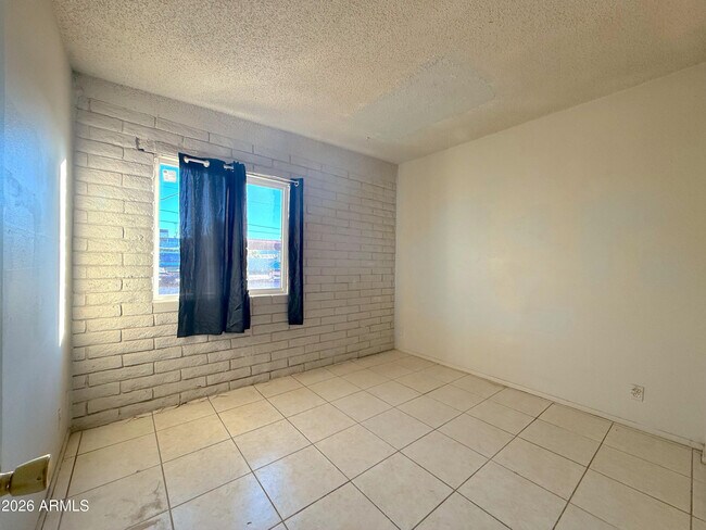 Building Photo - 433 W Ray Rd