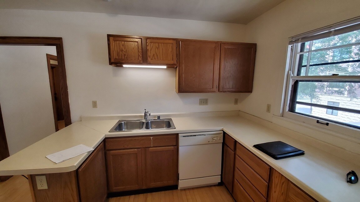 Building Photo - 1901 University Ave