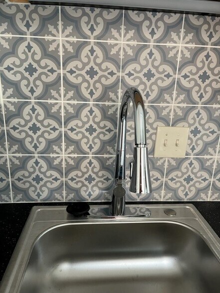 Building Photo - 6681 Ridgeville St