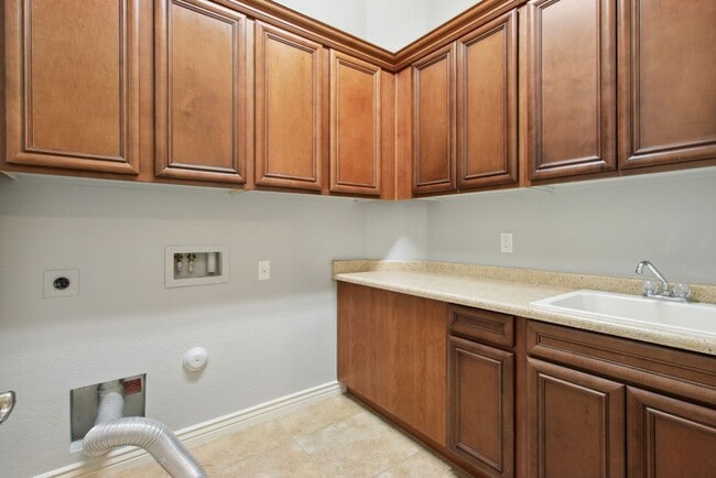 Building Photo - 4 Bedroom + Den Single Family in Peoria