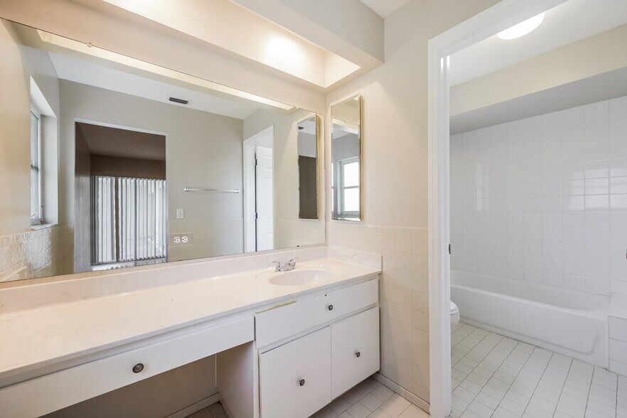 Building Photo - 401 SE 18th St