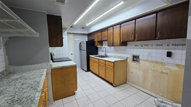 Building Photo - 7913 Grove Ridge Dr