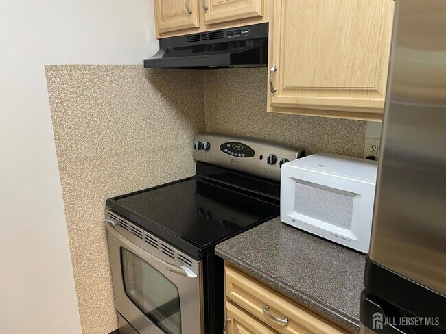 Building Photo - 911 Ravens Crest Dr