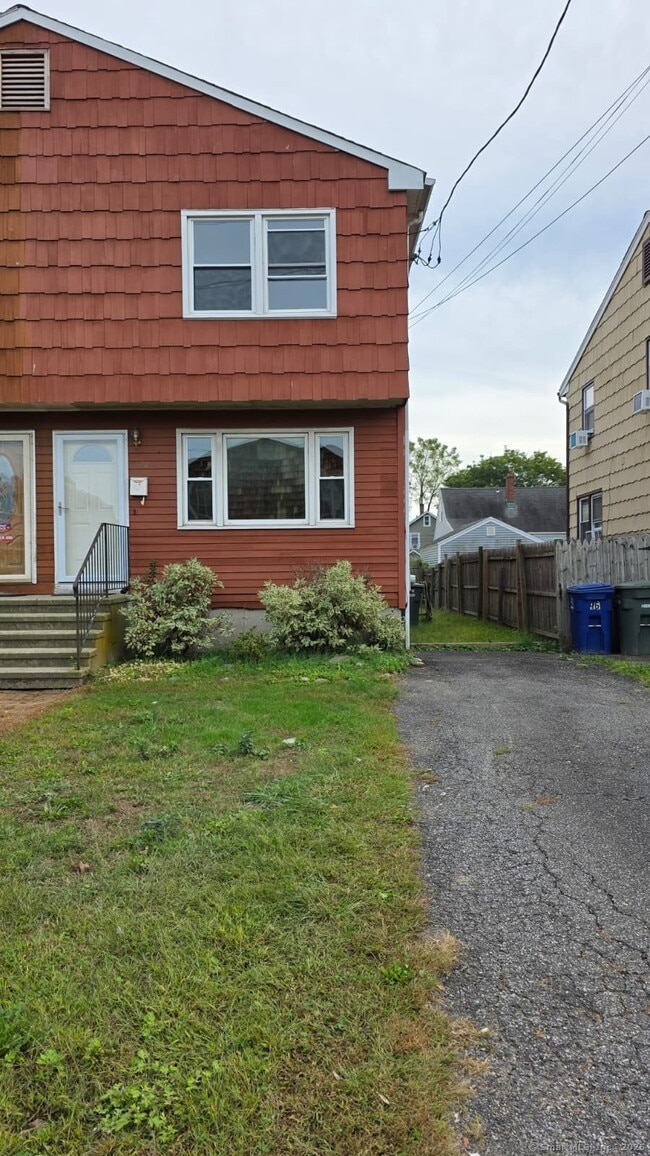 Building Photo - 104 Yacht St