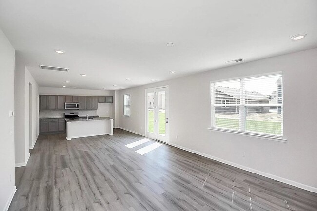 Building Photo - Home with 4 bedrooms, 3 full baths Fence in Yard