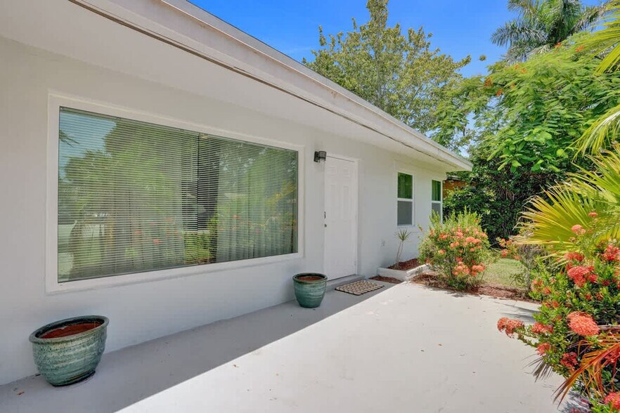 Building Photo - 1587 NE 30th St